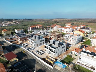 Moderna vrstna hiša s strešno teraso in pogledom na morje Novigrad, Istra