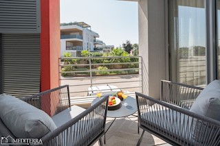 Stanovanje na atraktivni lokaciji s pogledom na marino Novigrad, Istra