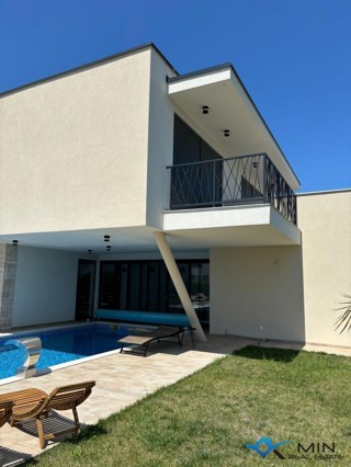 Čudovita vila z ogrevanim bazenom v okolici Novigrada