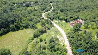 Zazidljivo zemljišče s projektom v Grožnjanu