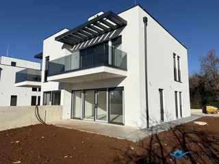 Moderna hiša v bližini Novigrada - 300m od morja