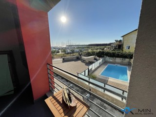 Apartma s pogledom na morje in marino v Novigradu