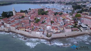 Hiša z dvoriščem 50 m od morja – Novigrad