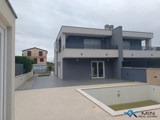 Dvojček hiše z bazenom v Novigradu