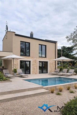 Dvojček hiše z bazenom v bližini Novigrada