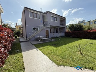 Hiša s 3 apartmaji in vrtom v centru Novigrada