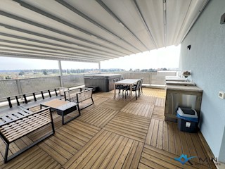 Apartma s strešno teraso 450 m od morja