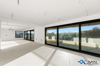 Atraktiven penthouse s strešno teraso v bližini Poreča