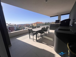 Luksuzno opremljen penthouse s pogledom na morje v Novigradu