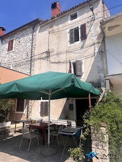 Hiša za prenovo v bližini Brtonigle