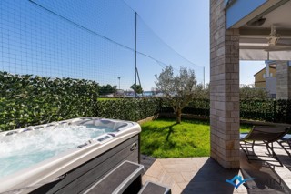 Apartma z vrtom, 1. vrsta do morja v Novigradu