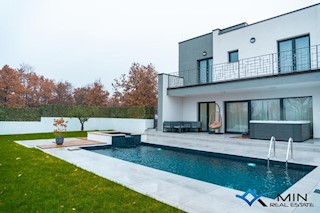 Čudovita vila z bazenom in jacuzzijem v Poreču