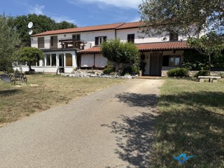 Kamnita hiša z velikim vrtom - Novigrad