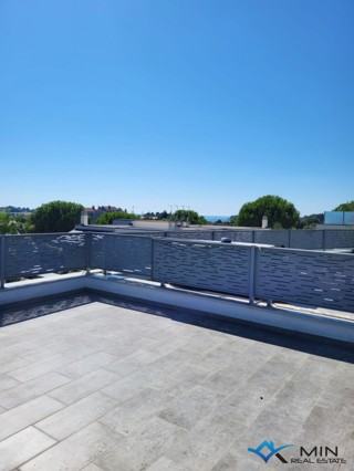 Apartma 500 m od morja s strešno teraso v Novigradu