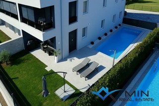 Privlačno stanovanje z ogrevanim bazenom v Novigradu