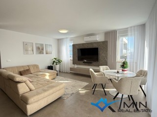 Privlačno stanovanje z ogrevanim bazenom v Novigradu