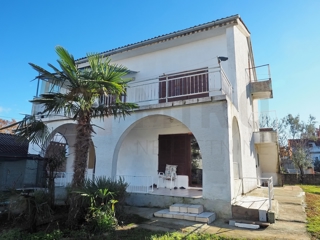 Malinska, samostojna hiša s 3 apartmaji in velikim vrtom!