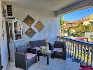 Malinska, pritlični apartma z garažo in vrtom, PRODAMO!