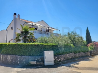 Njivice, samostojna hiša s 5 apartmaji in pomožnim objektom z bazenom, PRODAJA!