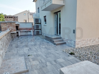 Njivice, apartma v pritličju z vrtom, PRODAJA!