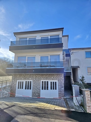 Njivice, opremljeno stanovanje v celotnem nadstropju hiše z 2 apartmajema in razgledom!