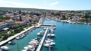 Malinska, novo moderno stanovanje z vrtom 70 m od morja