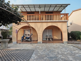 Malinska, okolica, samostojna hiša z 2 apartmajema na mirni lokaciji, PRODAMO!