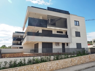 Mesto Krk, novogradnja, dvoetažni apartma s strešno teraso in bazenom