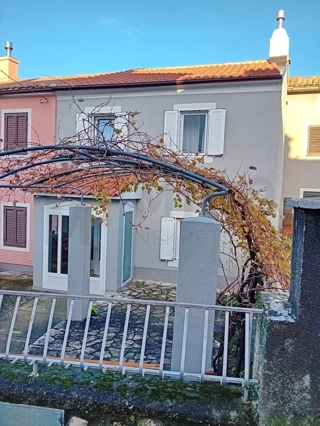 Omišalj, center, obnovljena vrstna hiša z vrtom, PRODAJA!