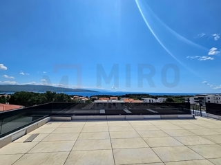 Mesto Krk, moderen penthouse s strešno teraso in bazenom, PRODAJA!