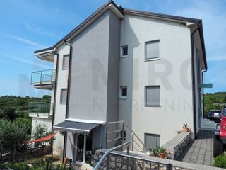 Mesto Krk, dva moderna apartmaja z bazenom in pogledom, PRODAJA!