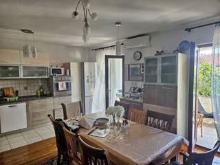 Krk, polsamostojna hiša s tremi apartmaji in pomožnim objektom!