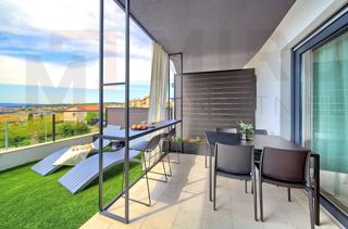 Grad Krk , moderno namješten apartma z okućnico in pogledom!