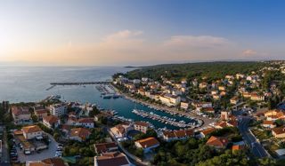 Malinska, gradbeno zemljišče na dobri lokaciji v bližini morja!