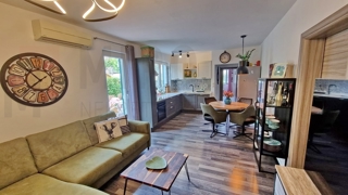 Mesto Krk, lepo opremljen apartma v pritličju s teraso in dvoriščem, PRODAMO!