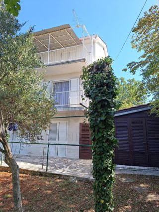 Njivice, hiša dvojček z 3 apartmajem in pomožnim objektom, PRODAMO!