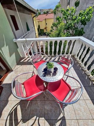 Njivice, vrstna hiša s 3 apartmaji in pogledom na morje!