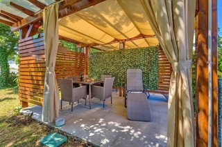 Malinska, opremljen apartma z vrtom in vrtno hišo, PRODAJA!