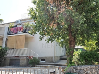 Njivice, stanovanje v pritličju z velikim vrtom, PRODAJA!