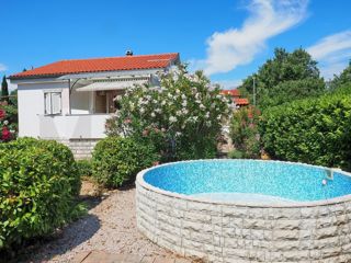 Krk, Pinezići, hiša z dvema apartmajema in bazenom, PRODAJA!