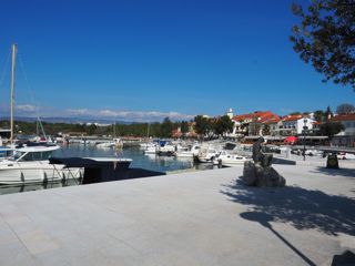 Njivice, opremljeno stanovanje z vrtom in garažo!