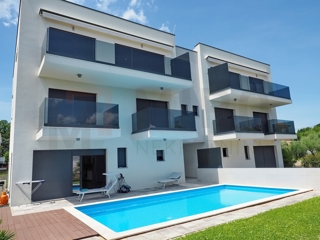 Malinska, nov dvoetažni apartma z bazenom blizu morja, PRODAJA!