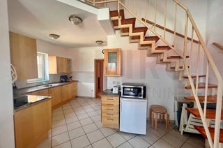 Malinska, dvoetažni apartma na odlični lokaciji, PRODAJA!