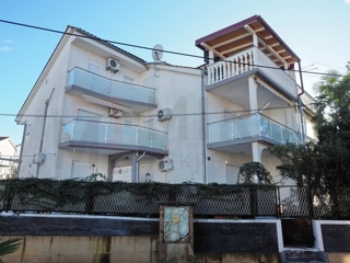 Malinska, dvojček s 4 apartmaji in pogledom na morje, PRODAJA!