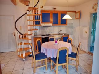 Malinska, opremljen dvoetažni apartma s pogledom na morje!