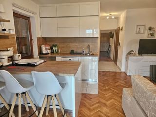Malinska, opremljeno stanovanje z vrtom blizu centra!