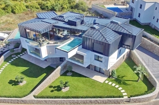 Malinska, ekskluzivni penthouse z bazenom na odlični lokaciji 80 m od morja!