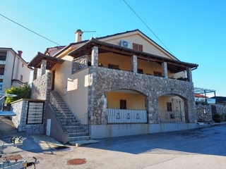 Malinska, hiša z 2 apartmajema, prva vrsta do morja, PRODAJA!
