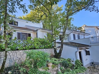 Malinska, apartmajska hiša z velikim vrtom na odlični lokaciji 250 m od morja!