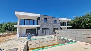 Kraljevica, moderna večstanovanjska vila z bazenom in vrtom, PRODAJA!